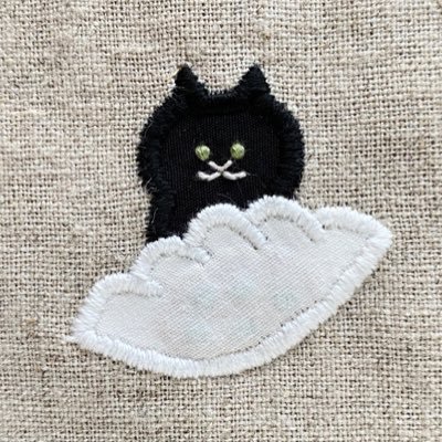 Suimin サーモンの握り寿司をかっこよく持ち運ぶ猫を刺繍しました