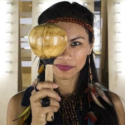 Indígena Kambeba, mestra em geografia, professora e escritora.