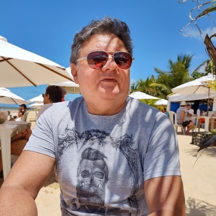 A maior glória não é ficar de pé, mas levantar-se cada vez que cair
Graduado em Marketing Digital
Graduado em Negócios Imobiliários
Cursando Ciência Política
