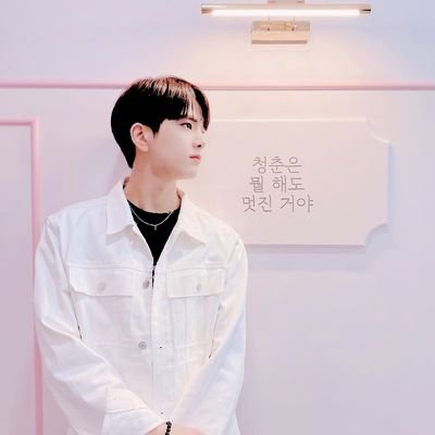 ❍ 𝐌𝐂𝐌𝐗𝐂𝐕𝐈𝐈 ▸ This is Younghoon, his 𝗱𝘂𝗹𝗰𝗲𝘁 voice sounds like the ocean breeze. As soft as the sky and as 𝗺𝘆𝘀𝘁𝗶𝗳𝘆𝗶𝗻𝗴 as the sea. ヾ᰷᰷⿻̸