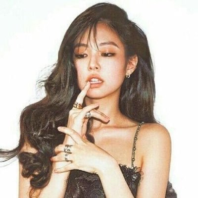 Used to be your girl Now I'm used to being the GOAT You're sittin' on your feelings I'm sittin' on my throne /bi as fuck /