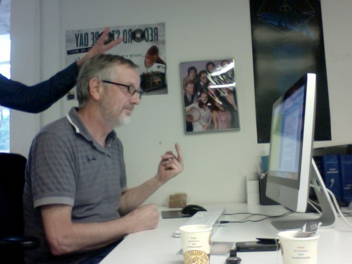 Flip van der Enden. Popprofessor. Doet niet aan twitter. Dus doen wij het wel.