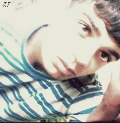 Simplesmente um garoto com idéias diferentes das suas que me torna igual a todos.!
o que posso fazer se sou feliz assim.?
;D
