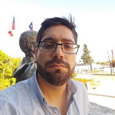 Informático, rolero, lector asiduo, fan de Tolkien, Lovecraft y Bolaño. Esposo y padre de dos.