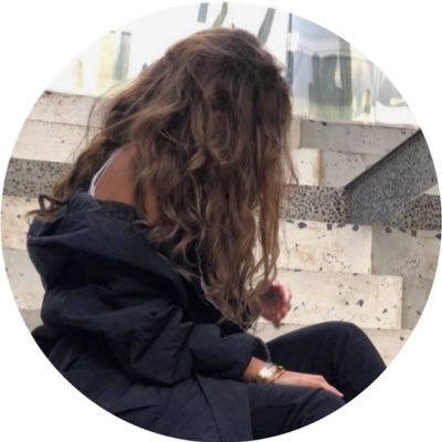 • بنيه بحبُ أبوها أكتِفت🤍.