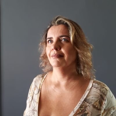Casada,  Administradora, Contadora, Auditora 33 anos. Hoje, estudante de Nutrição e Acupuntura. Direita Sempre, Filhas minha razão,  Deus meu mundo.