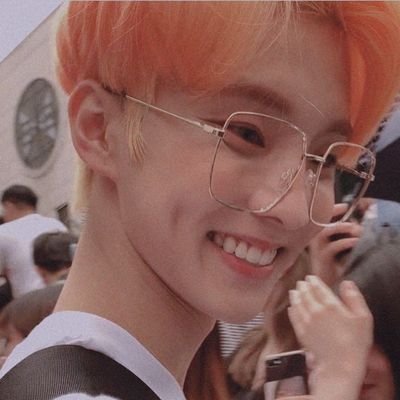 softstbz's profile picture. tweet me the name of your bias for a picture + a sweet message!