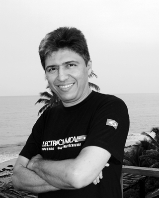 Cristão, casado com Acsia Gregório e jornalista.
