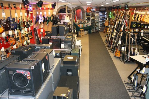 De muziekwinkel in Oosterhout! Kom kijken in onze showroom of kijk op http://t.co/BGiosJFJZB voor ons uitgebreide assortiment!