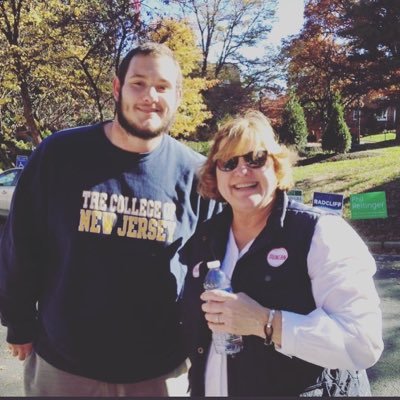 larcheezy's profile picture. 