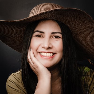 Amo a Jesús, apasionada por El, amo servirle, amo a Colombia y creo en las promesas.