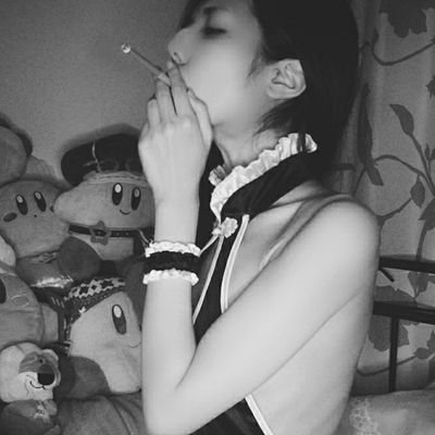 giz(ギズ)です セルフポートレート ◇Vivienne Westwood ピアス 煙草 酒 珈琲 骨 等好む。◆姫カットはステータス