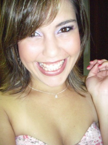 Aceito feliz quem eu sou. Não acho graça em quem não acha graça. Acho chato quem não se contradiz. Às vezes desejo mal. Sou humana. Sou quase normal. Não ligo