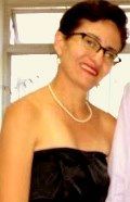 Adoro ser dona de casa . Gosto da vida de casada e de cuidar diretamente da educação das minhas duas filhas . Abraços e muita serenidade para todos !