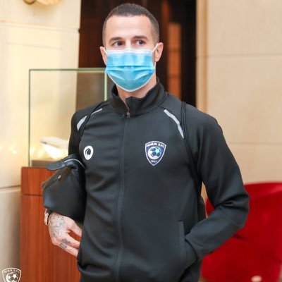 مابين الآلة والموسيقّى والهلال 💙.