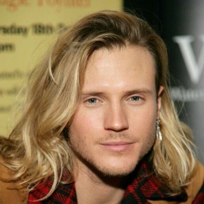 Very Naked Dougie, Голый Дуги, 네이키드 더기. Aqui NÃO HÁ nudez, esse é só um fã-twitter da banda McFLY. Sigo GDs. amo o Guilherme Arantes.