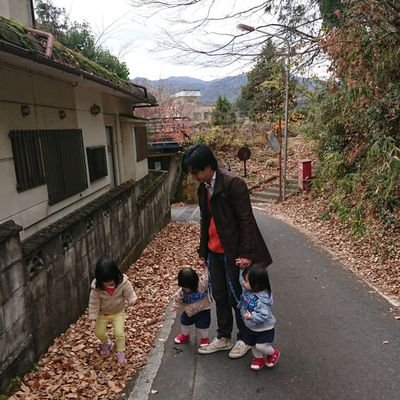 福島県南部、奥久慈、阿武隈の山々で林業(薪屋さん)を営んでいます。
流れ、うつり変わる風景。
咲いては散りゆく野の花。
木々の表情。
風の色。
うつくしい自然のなかでふわふわと、考えごとばかりしています。
/経済/経営/自然/論理と感覚/ひとのこころ/美味しいもの/探求欲求
株式会社鈴友林業