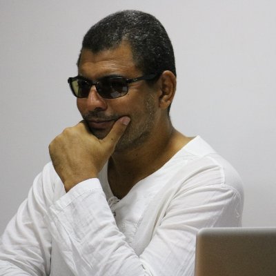Especialista em TI, violinista nas horas vagas e estudante de ciência da computação.