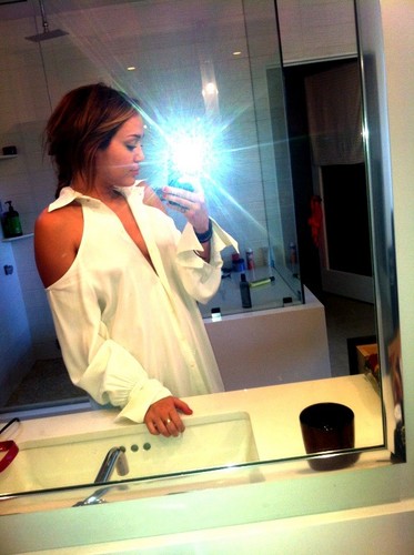 milezzmileyzz's profile picture. i´m 18
i love my dad,
i love my mom,
i love my sis,
and I love my brother sometimes,
but only sometimes.
and i love my friends , and my
whole family.