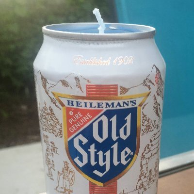 I make Chicago Handshake candles that smell like Malört in a can of Old Style. https://t.co/6l7BPxiYMw