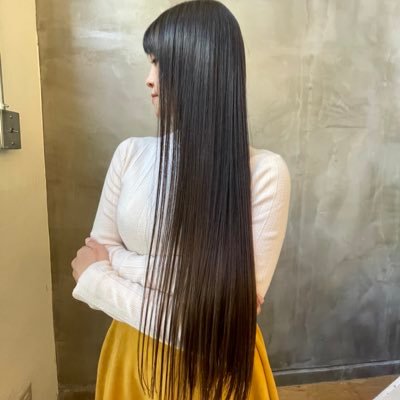 Mitsuka おはようございます 就寝時は シルクのスカーフで 髪を包んで寝ています シルクヘアキャップも持っているのですが クセがつく為スカーフの方がストレートが保てるので コスパ的にもおすすめです シルクスカーフ 大活躍 枕カバー にも