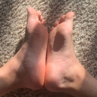 College dude into feet 10 US🦶🏼 DM for vids/pics/gear or to show your love