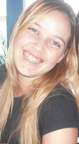 Um beijo fala mais que mil palavras
Um toque é bem mais que poesia

Sua fala é uma linda melodia
Ninguém sabe explicar o que é o