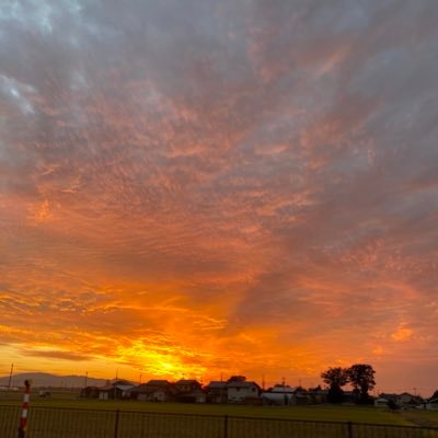 その名の通り、今の空を淡々とアップする垢です。毎日見上げる空 毎日違う空 毎日なんとなく見ている空を1度観察してみませんか？まー私自身、何となくですけどwww