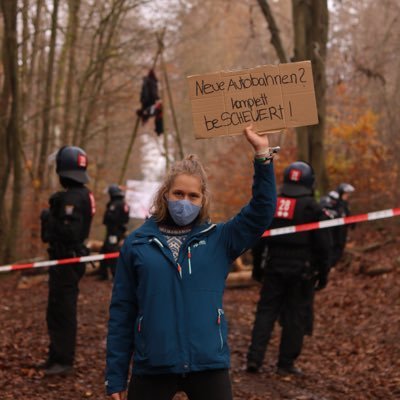 Aktivistin bei #fridaysforfuture| Beisitzerin @GJNds |Feministin| „linksgrünversiffter Gutmensch“