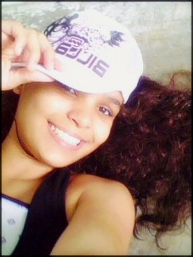 - ♍ Não sou má,mas não sou boa também,sou chata, boba, ciumenta, bipolar ,persistente, chorona, FELIZ e falo um pouco de palavrão =/ segueae ;9