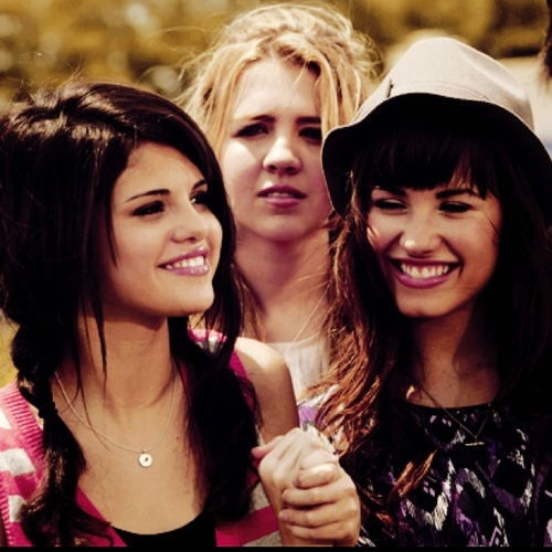 Hey I'm Demi, I'm best friends with @SelenatheDork