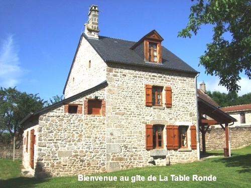 Nathalie et Fabrice Debousset ont le plaisir de vous faire visiter , leur gîte rural. Il se situe entre Gueret et Aubusson, dans un joli petit village