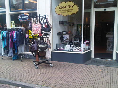 Glenda en  Marco    promoten hun winkel in tassen, sieraden en mode-accessoires in Schoonhoven.