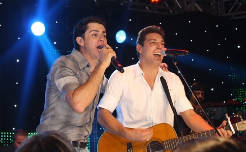 soufa_CheC's profile picture. As músicas 'Fã', 'Que moça é essa' e 'Tudo em você me atrai' estão entre as mais pedidas no Brasil! Perfil Oficial: @chrisecristiano