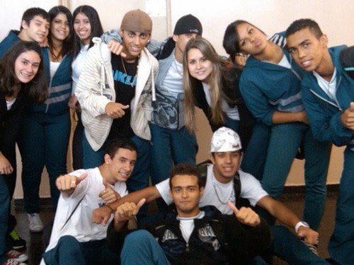 Vc q melhora, RocktPockt
Joga bola, RocktPockt
Sente , pare , pense no seu rumo
RocktPockt é o futuro  ♪♫♪