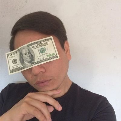 Cirujano dentista,Diseñador de indumentaria. UBA, FADU @UBAonline @faducomunica