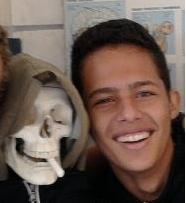 Eu tenho que viver, deixar meus problemas de lado e apenas curtir a vida como se fosse impossível qualquer pessoa me deixar triste.