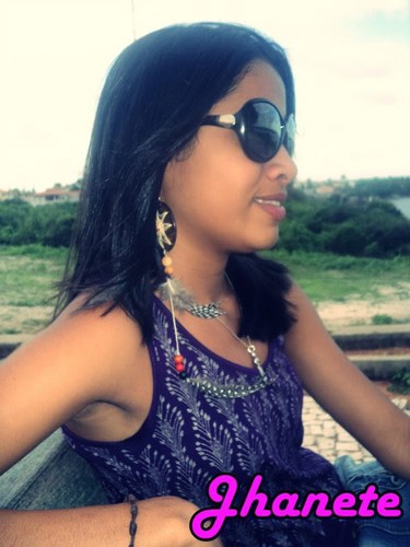 Uma pessoa essencialmente Divertida,Companheira,Alegre, e que no momento agrada a todos e com isso conquista muito amigos.. Em Fim muito bacana *--*