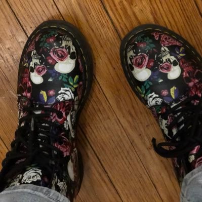 Waiting on my ride🛸 to Venus🖖🏾 |♑️🌞|🌙♉️| I CLIMB MAD TREES🌲😶🌫️⛽️