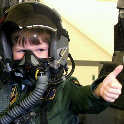 Hi! Mereel's my daddy an' Ciri's my sissy. I'm 5. I like flyin'.