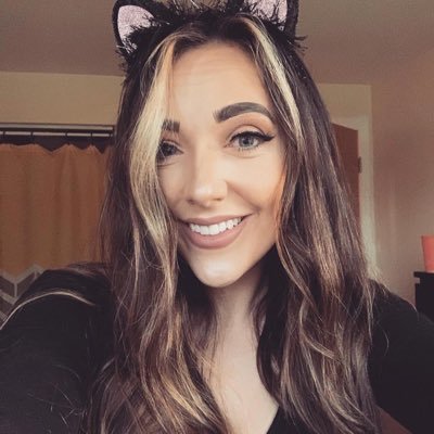 IleahKimberly's profile picture. Somehow got my other account suspended. 🐜 🐜🐜 help me build my Twitter back! 😭