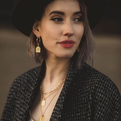 Winging life and eyeliner. Often found near a buffet. Vintage clothing and home renovation.