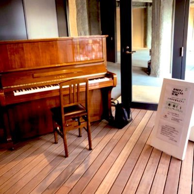 どなたにも弾いて頂けるまちピアノです。下北沢の駅前広場に面した唯一無二の特別な場所で、演奏して頂けます。