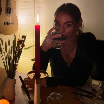 lauuuuurennnnnn's profile picture. chloe called me that pretty white girl from europe so i will only go by that (she/her)