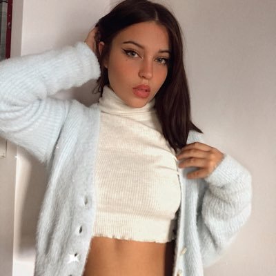 AndreaCasanoova's profile picture. con un ojo abierto y el otro soñando