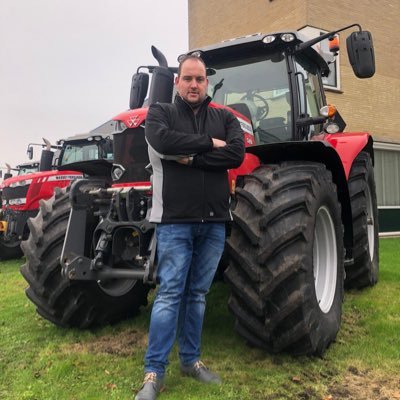 35, Verliefd op Angela. Papa van Jens. WeeversNieuwstad. Eigenaar van Polderhoesjes. fan van Massey Ferguson.