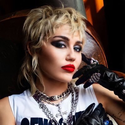 Desde España con toda la información sobre la artista Miley Cyrus ♡ Su nuevo álbum #PLASTICHEARTS ya disponible: https://t.co/hZooJMRZxw