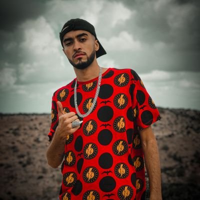 
زَي مافِي كلآم فَاضِي...فِيه سكوتْ مَليانْ كَلامْ🖤⁉️