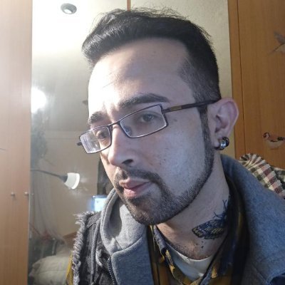 Ingeniero de profesión y poeta de corazón.Un enamorado de la vida que quiere experimentar y aprender hasta el último suspiro.