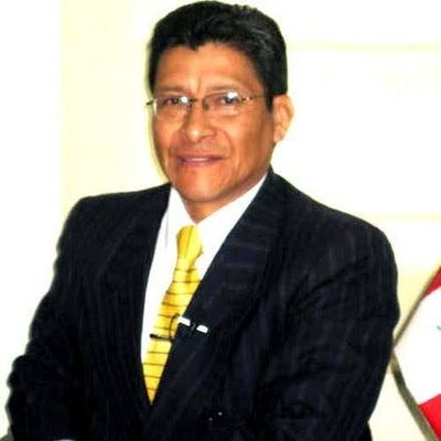 Abogado, politólogo, Maestría Ciencia Política, catedrático d Sociología Jurídica, Filosofía política y Derecho Constitucional. Nacido en Chiclayo, vive en Lima